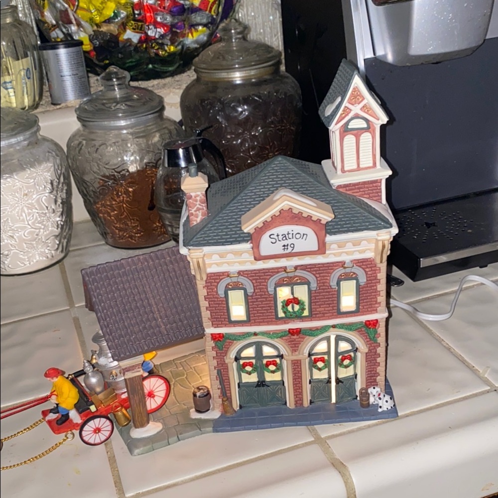 BX51 2002 Collectible Porcelain Santa’s Workplace Station #9 Festive - Picture 9 of 10